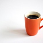 Beber café à noite atrapalha relógio biológico, diz estudo