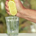 Água quente com limão desintoxica, emagrece, melhora digestão e normaliza colesterol e triglicérides